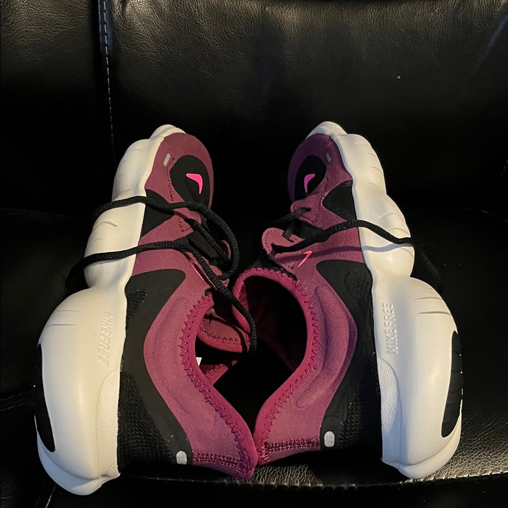 Nike Free Run Women's Black and Pink Athletic Shoes - Picture 4 of 5